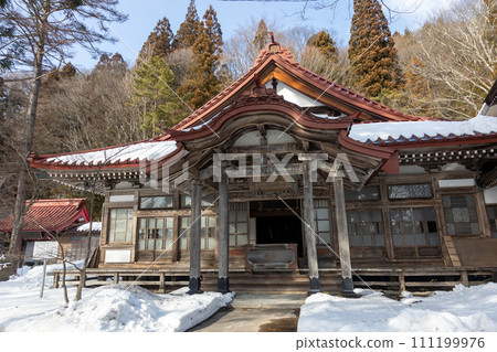 Main hall of Ryukain Temple in winter 111199976