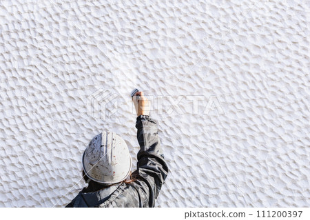 Construction site girl, exterior wall crack repair work, painting Construction site girl, exterior wall crack repair work, painting 111200397