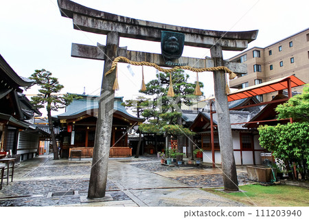 [京都]春天的京都惠比壽神社，從庭院看到的第二鳥居和本宮 111203940