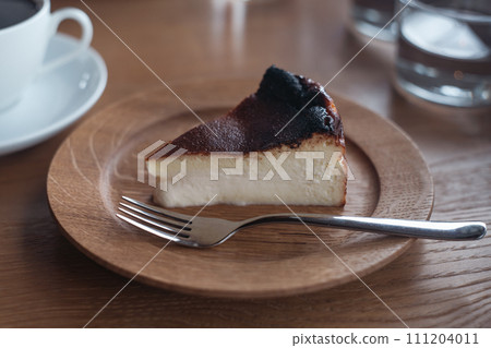 咖啡桌木盤上看起來美味的巴斯克起司蛋糕 111204011
