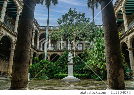Monument to Columbus, the discoverer of Cuba, in the courtyard of the captains general's residence. Now the Havana Museum. 111204073