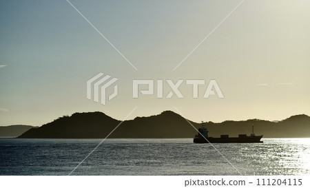 一艘停泊在慶良間群島慶良間海峽的油輪 111204115