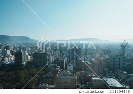 冬日清晨霧霾中的高松市區（香川縣政府眺望） 111204426