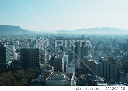 冬日清晨霧霾中的高松市區（香川縣政府眺望） 111204428