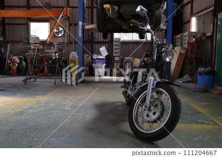 修理店裡的舊自行車 111204667