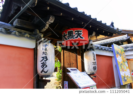 [京都] 春天掛在圓德院門口的三面大黑天燈籠 111205041