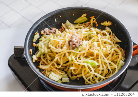 Make fried noodles 111205204