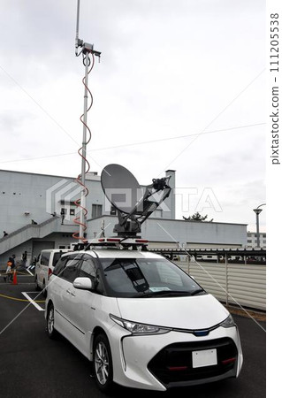 Mobile base station vehicle (Toyota Estima) Mobile base station vehicle (Toyota Estima) 111205538