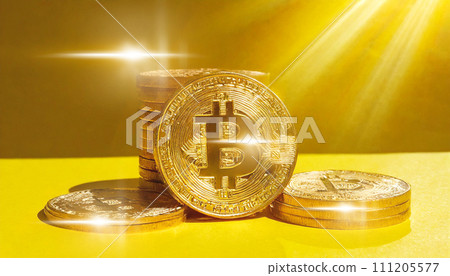 黃色背景上有金色位的加密貨幣 黃色背景上有金色位的加密貨幣 111205577