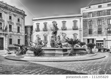 Fountain of Diana, iconic landmark in Syracuse, Sicily, Italy 111205820