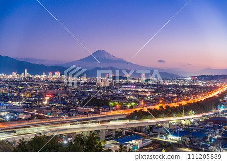 (Shizuoka Prefecture) Tomei Expressway running through Shizuoka City, distant view of Mt. Fuji, before dawn 111205889