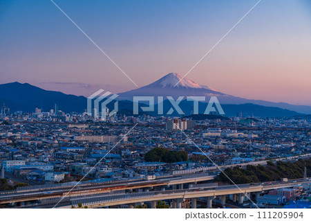 (Shizuoka Prefecture) Tomei Expressway running through Shizuoka City, distant view of Mt. Fuji, before dawn 111205904
