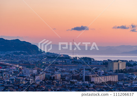 (Shizuoka Prefecture) Dawn of Mochimune fishing port 111206637