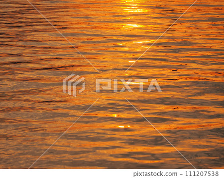 水面在夕陽下閃耀 水面在夕陽下閃耀 111207538