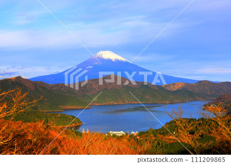 從箱根代官山看到的富士山和蘆之湖 111209865