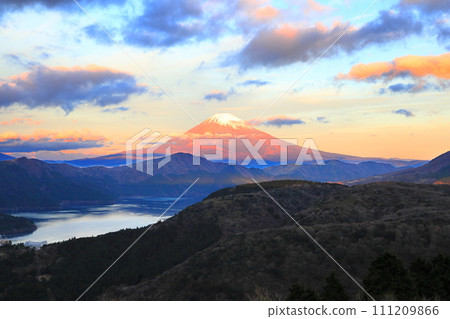 從箱根代觀山展望台看到的富士山和蘆之湖 111209866