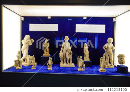 Marble statues of women and children. Antalya Museum. Marble statues of women and children. Antalya Museum. 111213100