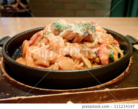 在餐廳酒吧享用那不勒斯義大利麵 111214147