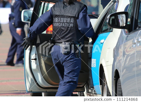 入國管理局工作人員全副武裝登上警車(後視、反恐訓練) 入國管理局工作人員全副武裝登上警車(後視、反恐訓練) 111214868