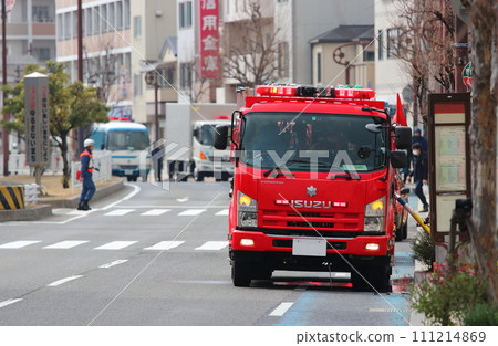 公共道路封閉進行排爆訓練:緊急車輛在路邊排隊(城市封鎖圖) 公共道路封閉進行排爆訓練:緊急車輛在路邊排隊(城市封鎖圖) 111214869
