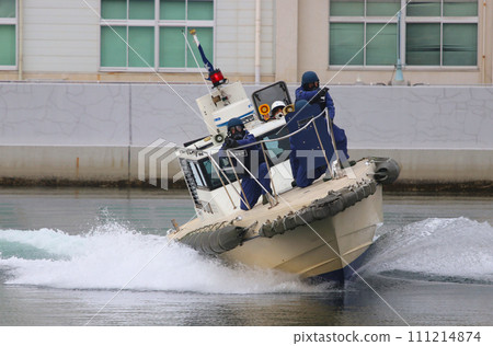 日本海上保安廳針對港區可疑船隻進行的公開訓練（假設使用武器） 111214874