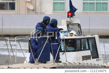 日本海上保安廳針對港區可疑船隻進行的公開訓練（假設使用武器） 111214875