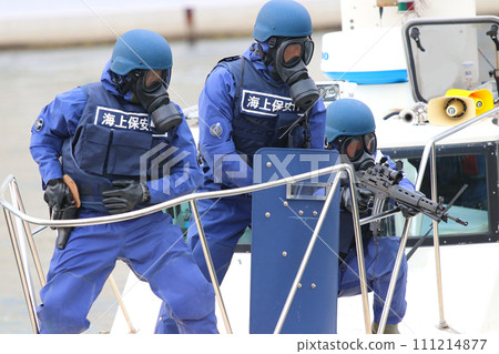 Public training by the Japan Coast Guard to respond to suspicious ships in port areas (assuming the use of weapons) 111214877