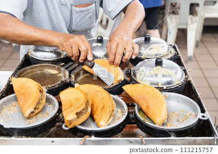 Vendor preparing traditional delicious apam balik or peanut pancake in food eatery 111215757