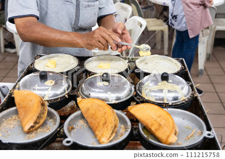 Vendor preparing traditional delicious apam balik or peanut pancake in food eatery 111215758