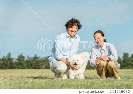 愛狗人士、中年夫妻及養狗、寵物的人士 111216080