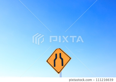藍天和一個標誌告訴你前面的路會變窄 111216639