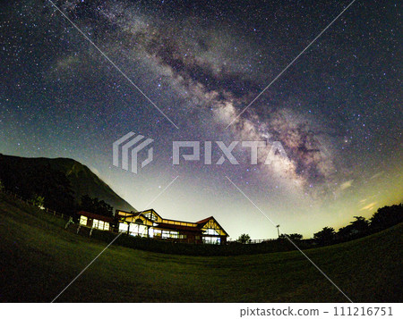 從大山山麓看到的夏季銀河 111216751