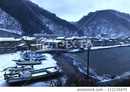 The Uetsu Main Line runs through Sasagawa Nagare in the early morning when it snows The Uetsu Main Line runs through Sasagawa Nagare in the early morning when it snows 111216870