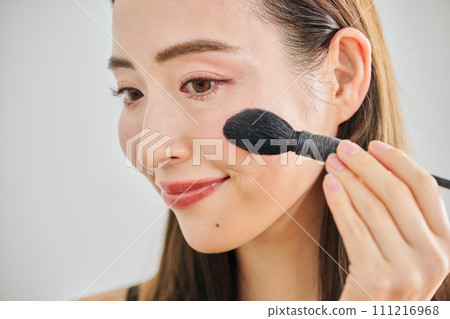 30多歲長髮女子打粉底 111216968