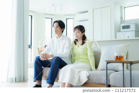 年輕夫妻在客廳看電視 111217572