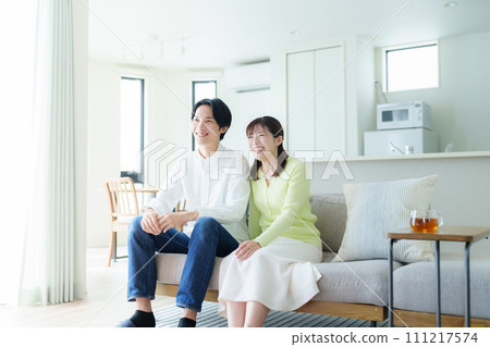 年輕夫妻在客廳看電視 111217574