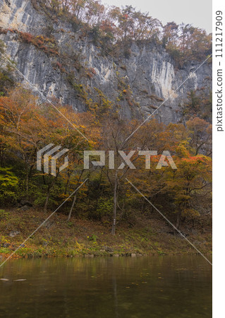 Autumn leaves visible from a boat ride down Geibikei Gorge, a valley along the Satetsu River in Ichinoseki City, Iwate Prefecture, Japan 111217909
