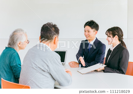 為老年人提供諮詢（護理、資產管理、福利服務）的社會工作者 111218029