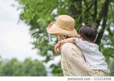 Mother carrying her son on her back, mother and child, parent and child, boy (picnic, camping, outdoors) 111218306