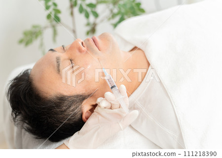 法令紋、嘴角、臉頰注射玻尿酸、肉毒桿菌、溶脂針的病人和整形醫生 111218390