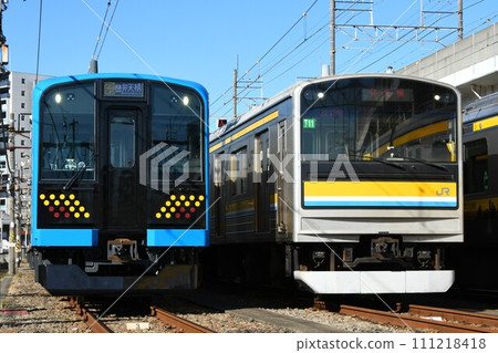 鶴見線E131系1000系(單人弁天橋)、205系1100系(弁天橋)在車輛段排隊 鶴見線E131系1000系(單人弁天橋)、205系1100系(弁天橋)在車輛段排隊 111218418