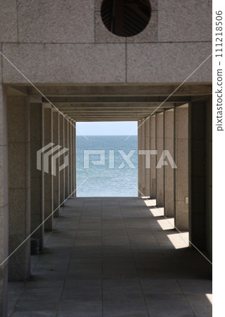 The world view of Lake Biwa seen through the gap between buildings during a walk The world view of Lake Biwa seen through the gap between buildings during a walk 111218506