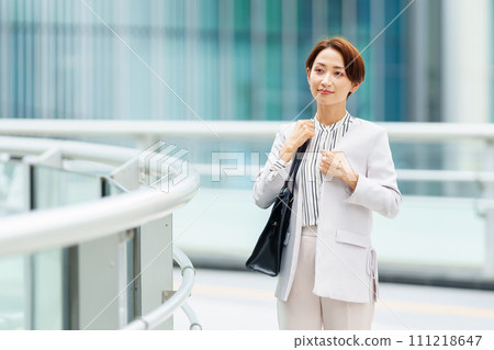 通勤的商界女強人 111218647