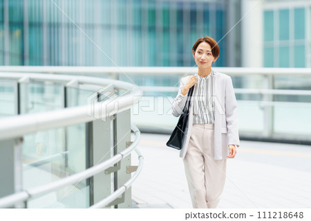 通勤的商界女強人 111218648