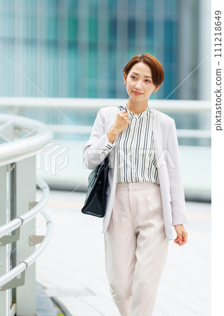通勤的商界女強人 111218649