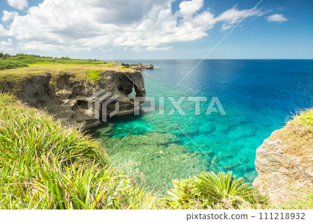從沖繩縣恩納村萬座岬看到的藍色大海 從沖繩縣恩納村萬座岬看到的藍色大海 111218932