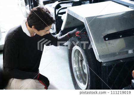 A man working in a factory. A profile image of an automobile mechanic (mechanic) manufacturing industry who maintains cars, trucks, tires, etc. A man working in a factory. A profile image of an automobile mechanic (mechanic) manufacturing industry who maintains cars, trucks, tires, etc. 111219019