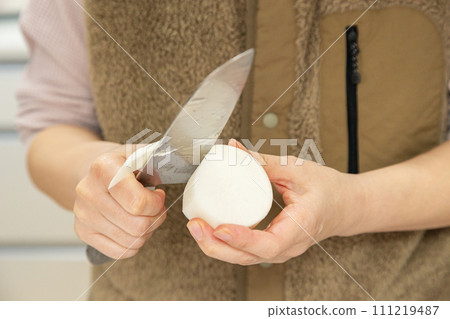 Housewife peeling radish Katsura Peeling 111219487