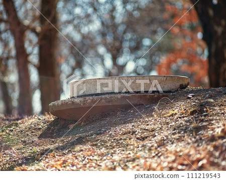 公園裡半裸露的沙井 公園裡半裸露的沙井 111219543