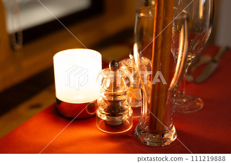 Restaurant dinner table and grissini 111219888